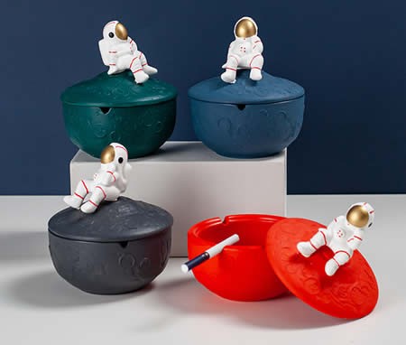 Sitting On The Moon Astronaut-shaped Desktop Ashtray