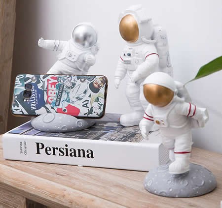  Astronauts Figures Smartphone Stand