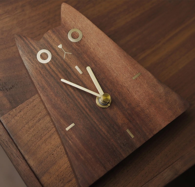 Simple wooden cat silent table clock