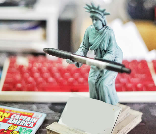 Creative American Statue of Liberty Cell Phone Holder Office Pen Holder