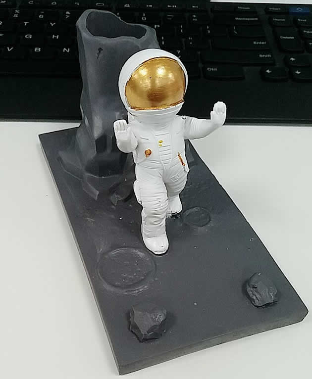 Fun cartoon astronaut mobile phone holder pen holder