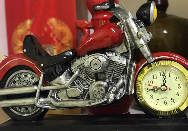 Creative motorcycle shape resin wine bottle wine holder with clock