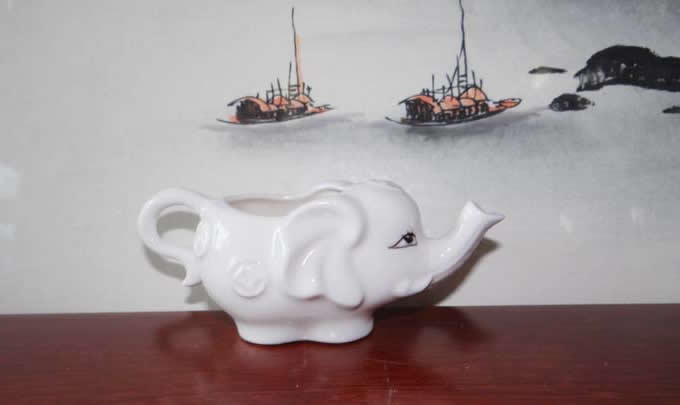  White Ceramic Elephant Shaped Tea Mug 