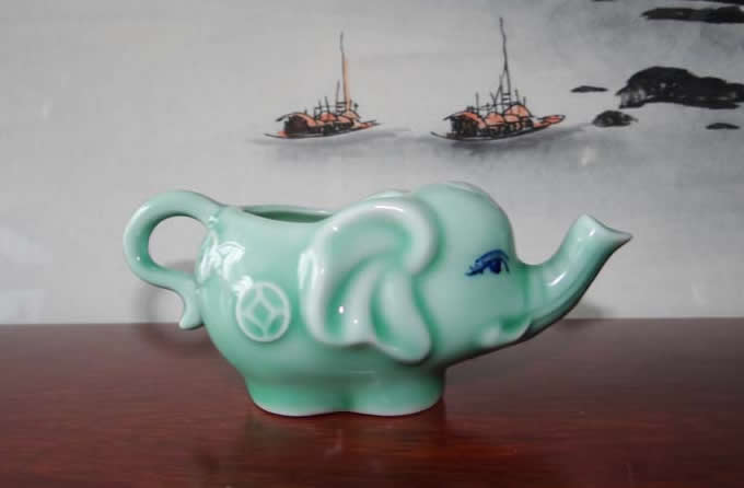  White Ceramic Elephant Shaped Tea Mug 