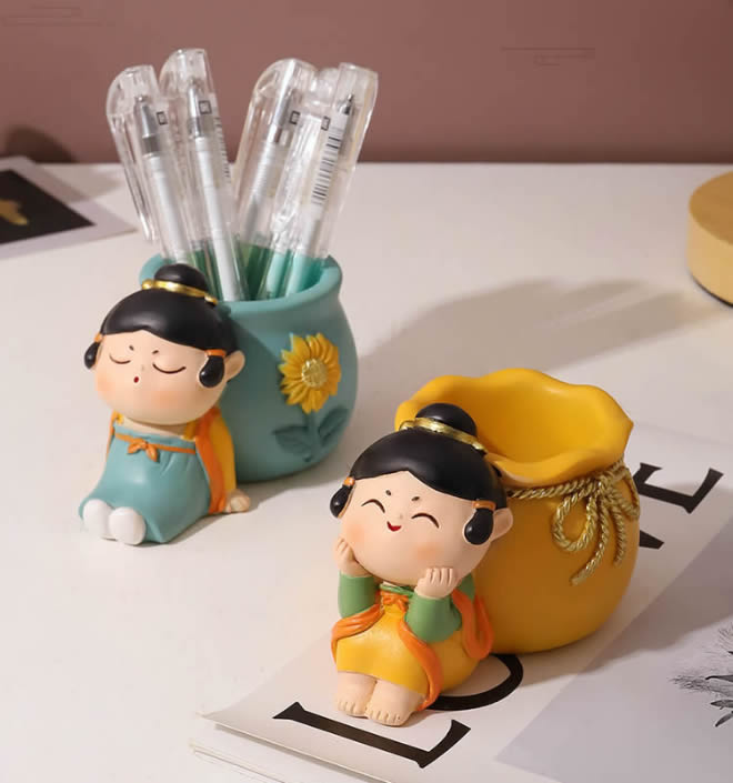 Classical Cartoon Girl Pen Holder