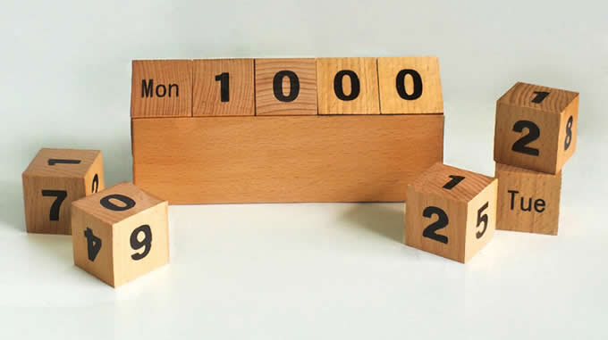  Wooden Cubes Perpetual Calendar 