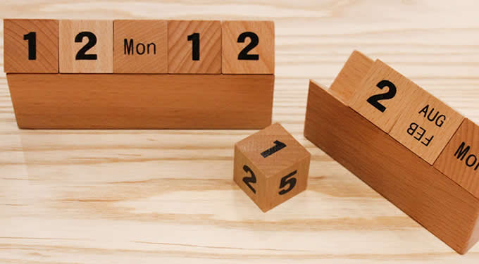  Wooden Cubes Perpetual Calendar 