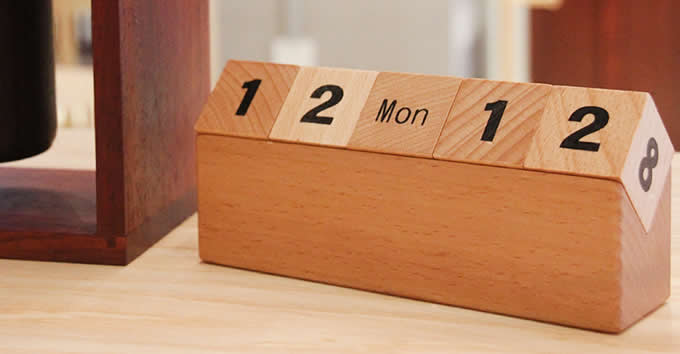  Wooden Cubes Perpetual Calendar 