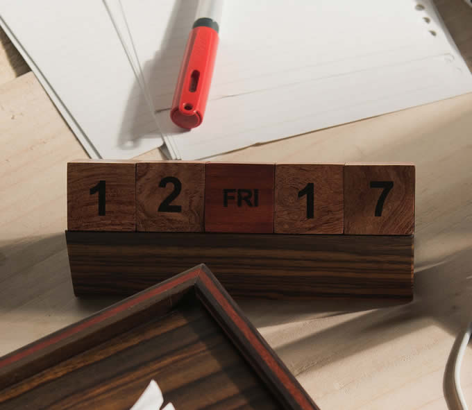  Wooden Cubes Perpetual Calendar 