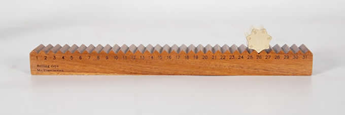  Wooden Gear Perpetual Calendar /></p>
<p style=