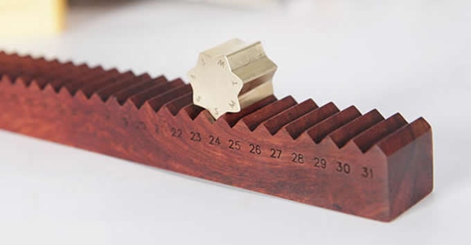  Wooden Gear Perpetual Calendar /></p>
    </div>
                            <div class=