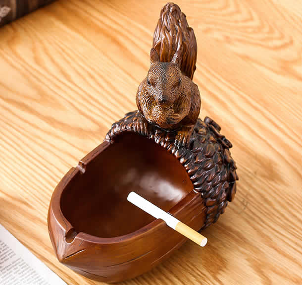 Creative vintage squirrel and pinecone resin ashtray small ornaments