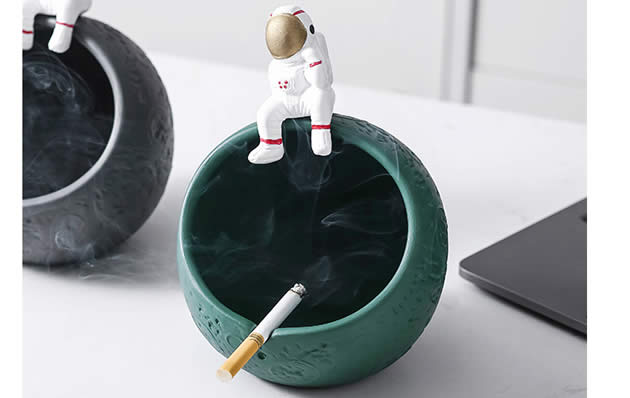 Fun cartoon astronaut round moon ashtray desktop decoration