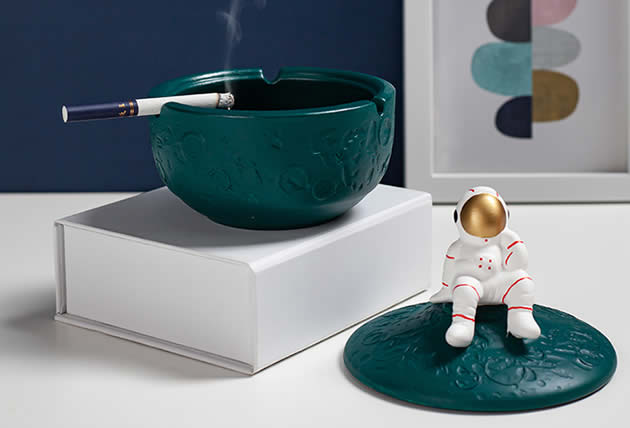 Sitting On The Moon Astronaut-shaped Desktop Ashtray