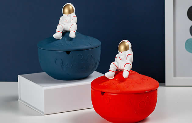 Sitting On The Moon Astronaut-shaped Desktop Ashtray