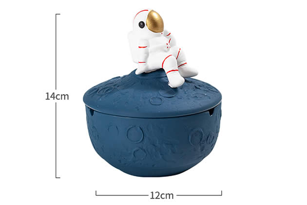 Sitting On The Moon Astronaut-shaped Desktop Ashtray