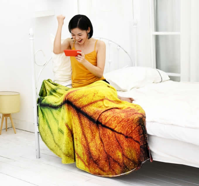 Leaf shape Soft Air Conditioning Blanket- Enchanting red leaf